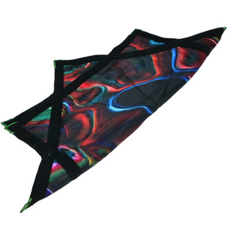 Disque Flying Star, objet volant souple avec une surface colorée aux motifs fluides rouges, bleus et noirs, bordé de tissu noir.