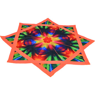 Disque Flying Star en forme d'étoile aux couleurs vives, avec un motif coloré et un contour en tissu orange.