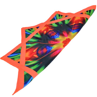 Disque Flying Star, objet volant coloré et souple, avec un motif vibrant multicolore et des bordures orange.