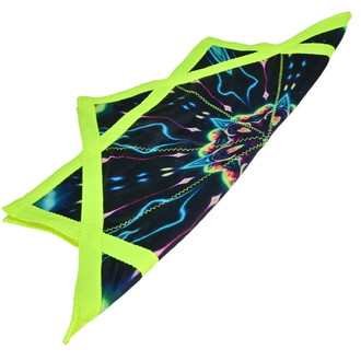 Disque Flying Star, un objet volant stylé et souple avec des motifs colorés sur fond noir et des bords en tissu néon.