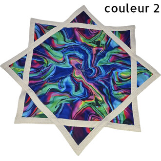 Disque volant Flying Star en forme d’étoile à huit branches, motif marbré multicolore bleu/vert/rose, bords crème et surpiqûres visibles.