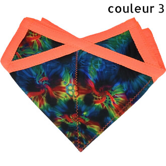 Disque Flying Star en tissu tie-dye multicolore avec bordure orange vif et coutures zigzag, accessoire volant souple et stylé.