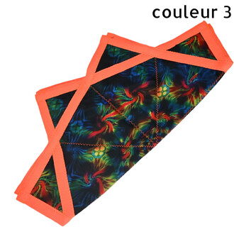 Disque volant Flying Star en tissu souple avec motif multicolore et bords orange néon et coutures zigzag.