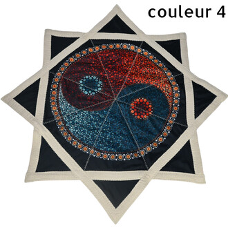 Disque Flying Star – objet volant souple et stylé, étoile en tissu noir et beige à huit pointes, centre circular patchwork bleu et rouge avec petits points, bordures beige.