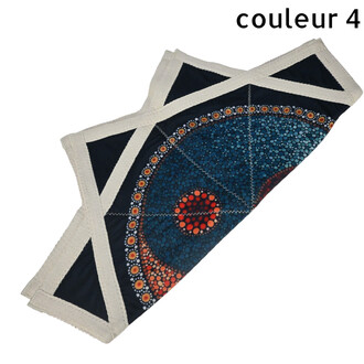 Disque volant en tissu souple avec motif mandala bleu et orange, centre rouge et bordures beiges robustes.