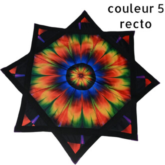 Disque volant Flying Star coloré au motif tie-dye arc-en-ciel, étoile à couches avec centre noir et bordure noire, objet de jonglerie souple et stylé.