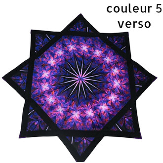 Disque Flying Star, objet volant stylé et souple, motif kaleidoscope violet et rose avec bord noir.