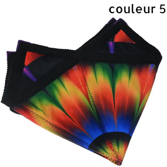 Disque volant Flying Star en tissu multicolore arc-en-ciel avec surpiqûres zigzag et bord noir, présenté plié sur fond blanc.