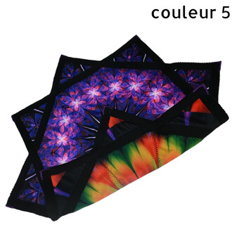 Disques Flying Star colorés et souples avec motifs étoile fractale violet et bleu et bordure noire, empilés les uns sur les autres.