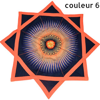 Disque Flying Star : disque volant souple en forme d’étoile à huit pointes bleu nuit avec bordure orange, motif central orange rayonnant.