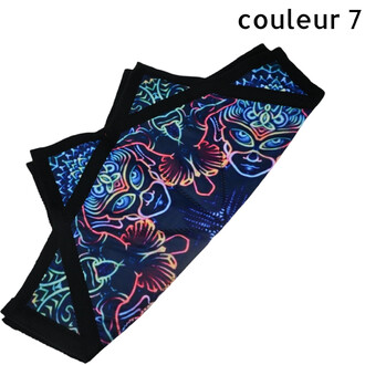 Foulard néon bleu avec motifs abstraits et bordures noires, plié en plusieurs couches.