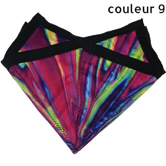 Disque Flying Star en tissu coloré arc‑en‑ciel avec coutures zigzag et deux bandes noires croisées.