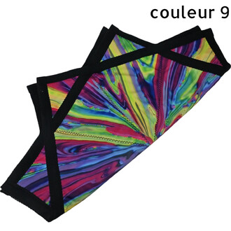 Disque Flying Star coloré et souple avec bordures noires et motif marbré multicolore.