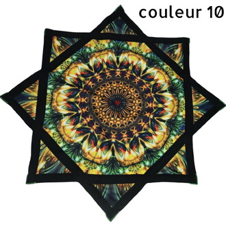 Disque volant Flying Star à motif mandala kaleidoscopique coloré en vert et jaune avec bordures noires, disque souple et stylé.