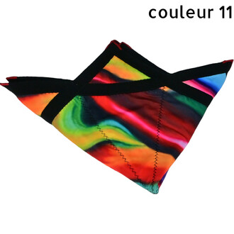 Disque volant souple au motif arc-en-ciel, avec coutures zigzag et sangles noires croisées.