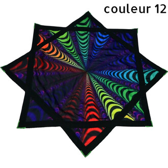 Disque volant Flying Star multicolore en forme d’étoile à pointes, motif spirale arc-en-ciel, bordures noires et coins verts, matière souple.