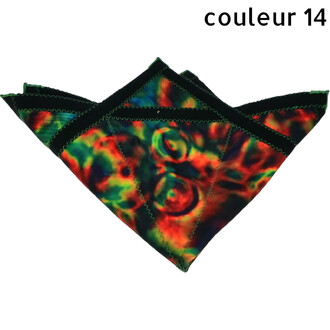 Disque volant Flying Star en tissu patchwork noir avec triangles multicolores et surpiqûres zigzag vert, objet de jonglage souple et stylé.