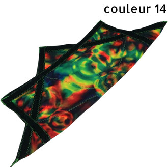 Disque volant souple en tissu à motif tie-dye multicolore (vert, jaune et rouge) avec bordure noire et surpiqûres zigzag vert.