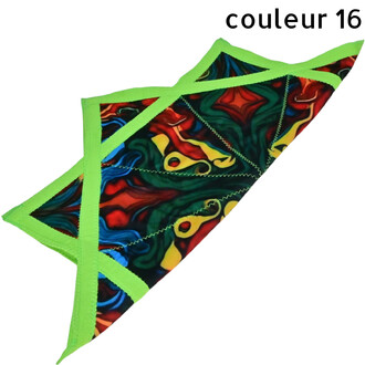 Disque volant Flying Star souple et stylé avec motif multicolore patchwork et bordures vert fluo.