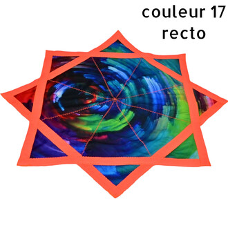 Disque volant souple à motif arc-en-ciel avec bordure orange vif, forme étoile à huit pointes.