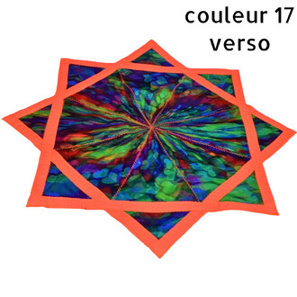 Disque volant Flying Star en tissu multicolore à motif étoile, bordures orange néon et coutures zigzag, souple et stylé.