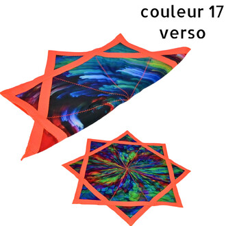 Disque volant Flying Star coloré et souple avec bordure orange, motif tie-dye multicolore, montré à plat puis plié en forme d’étoile.