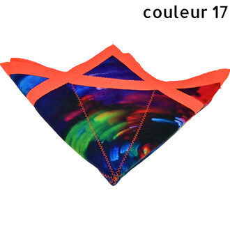 Disque Flying Star en tissu souple au motif multicolore, surpiqûres orange en zigzag et sangles orange croisées sur le dessus, fond blanc.