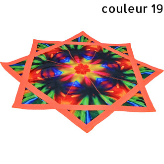Disque volant Flying Star en tissu souple au motif tie-dye multicolore avec bordure orange vif, design étoile à segments et coutures zigzag.
