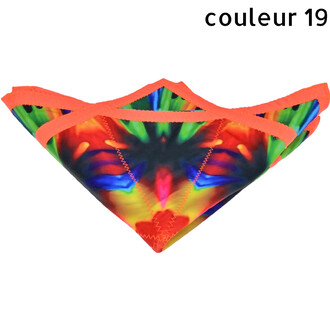 Disque volant Flying Star coloré et souple en tissu tie‑dye multicolore avec bordures orange visibles.