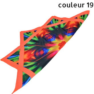 Disque volant multicolore en tissu souple avec bordure orange néon et coutures zigzag visibles.