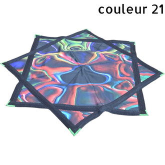 Disque Flying Star, objet volant souple et stylé en tissu holographique multicolore, bord bleu marine et coins verts.