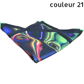 Disque Flying Star en tissu irisé multicolore avec bords noirs et coutures visibles, objet volant souple et stylé.