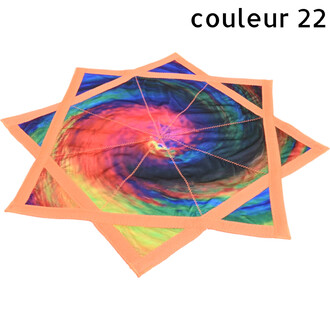 Disque volant Flying Star multicolore et souple, forme étoile avec bordures orange et sections triangulaires colorées, centre arc‑en‑ciel.