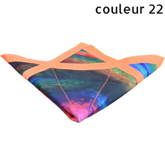 Disque volant Flying Star coloré et souple en tissu tie-dye multicolore avec bordures et surpiqûres orange.