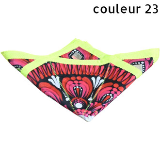 Disque Flying Star en tissu imprimé rouge et noir avec motifs floraux, bord vert néon et coutures zigzag, plié en forme triangulaire.