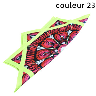 Disque volant Flying Star souple, motif coloré rouge et rose sur fond noir, bordures vert néon.