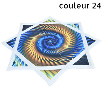 Disque volant Flying Star coloré avec motif spiral bleu et doré, bord blanc et coutures apparentes, empilé en couches.