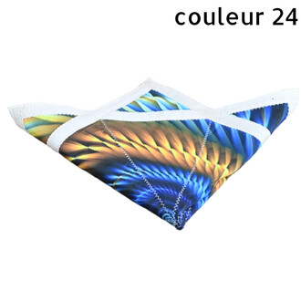Disque volant Flying Star multicolore avec motif bleu/orange, bord blanc et coutures zigzag visibles.