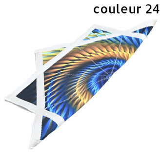 Disque Flying Star en tissu imprimé bleu et doré avec bordures blanches et coutures visibles, objet volant souple et stylé.