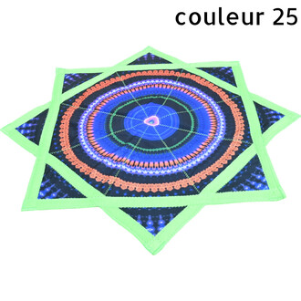 Disque Flying Star, objet volant souple, motif mandala concentrique bleu et orange sur fond noir, bordure et pointes vert néon en forme d’étoile à huit branches