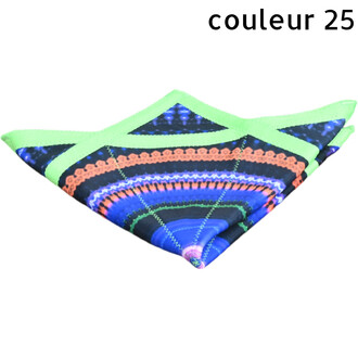 Disque Flying Star en tissu souple, imprimé multicolore avec motif spiralé et bords vert néon, plié en forme de carré.