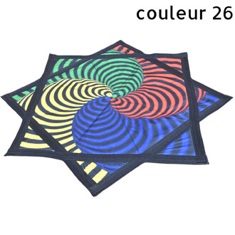 Disque volant Flying Star multicolore avec spirales concentriques et bordure bleu foncé, plié.