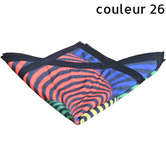 Disque volant souple et coloré plié, tissu imprimé à rayures rouges et noires avec bords noirs visibles et coutures apparentes.