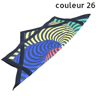 Disque Flying Star, objet volant souple et coloré avec motif spirale multicolore et bordure sombre.