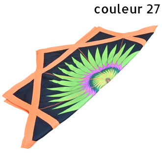 Disque Flying Star en tissu souple avec motif spirale vert néon et violet sur fond bleu marine, bordure orange.