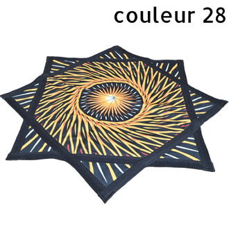 Disque volant souple Flying Star avec motif éolien orange et jaune sur fond noir, affiché en couches superposées en forme d’étoile.