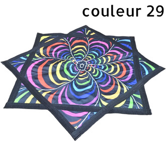 Disque volant Flying Star coloré avec motif spiral multicolore, bordures noires renforcées et tissu souple.