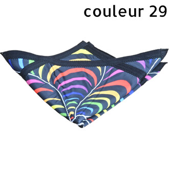 Disque Flying Star couleur 29 : disque volant souple avec motif arc-en-ciel sur fond noir, plié en forme triangulaire.