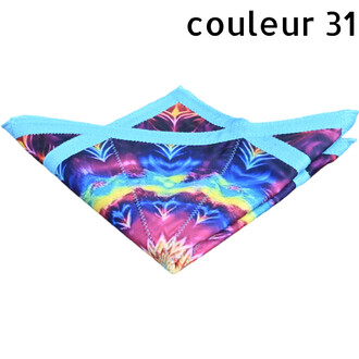 Disque volant souple au motif tie-dye multicolore (bleu/violet/jaune) avec des bandes bleues qui se croisent sur le dessus.