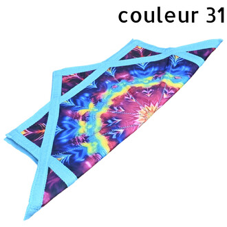 Disque Flying Star en tissu coloré tie‑dye avec bordure bleu clair et surpiqûres zigzag, objet volant souple et stylé.